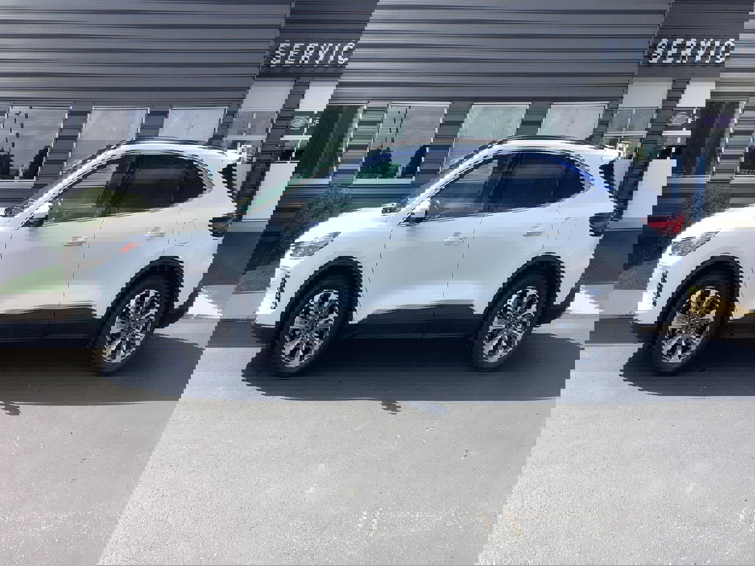 Certified 2023 Ford Escape Platinum w/ Class II Trailer Tow Package image 2