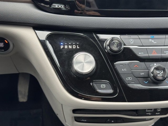 Used 2018 Chrysler Pacifica Touring-L Plus image 18