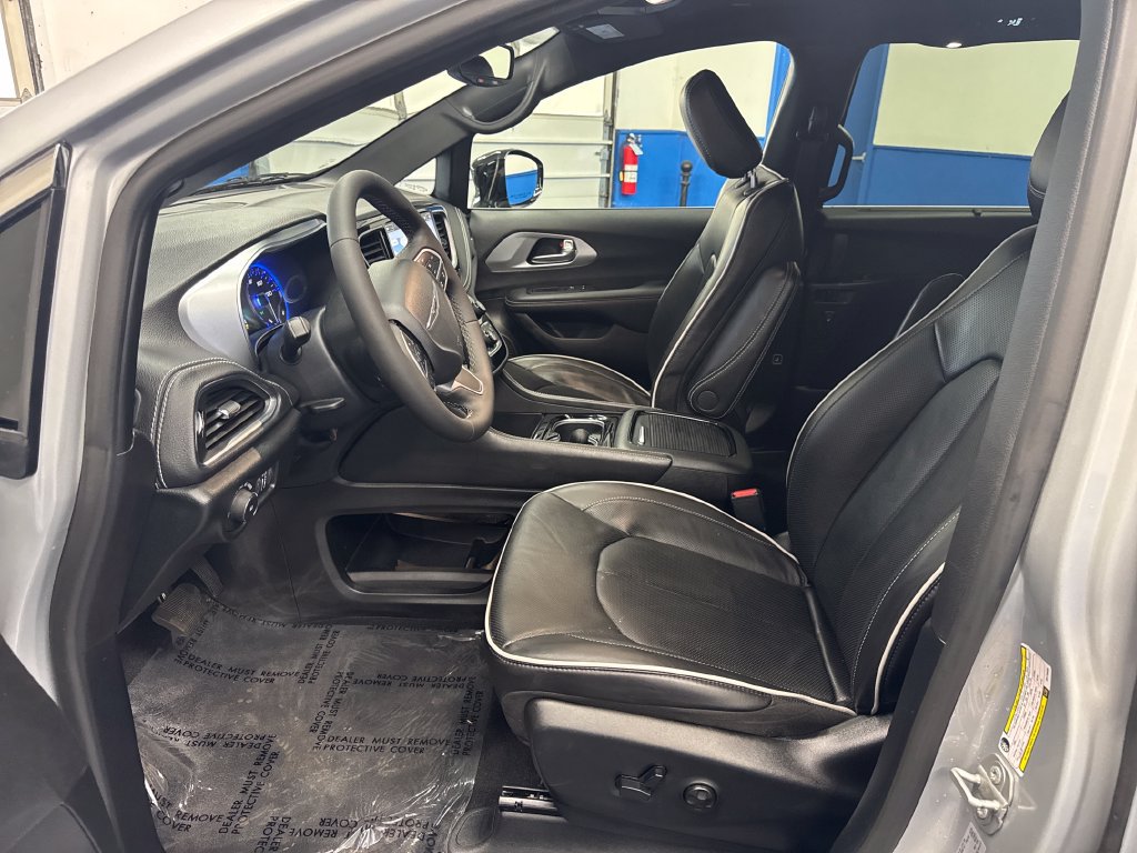 Used 2026 Chrysler Pacifica Limited FWD image 12