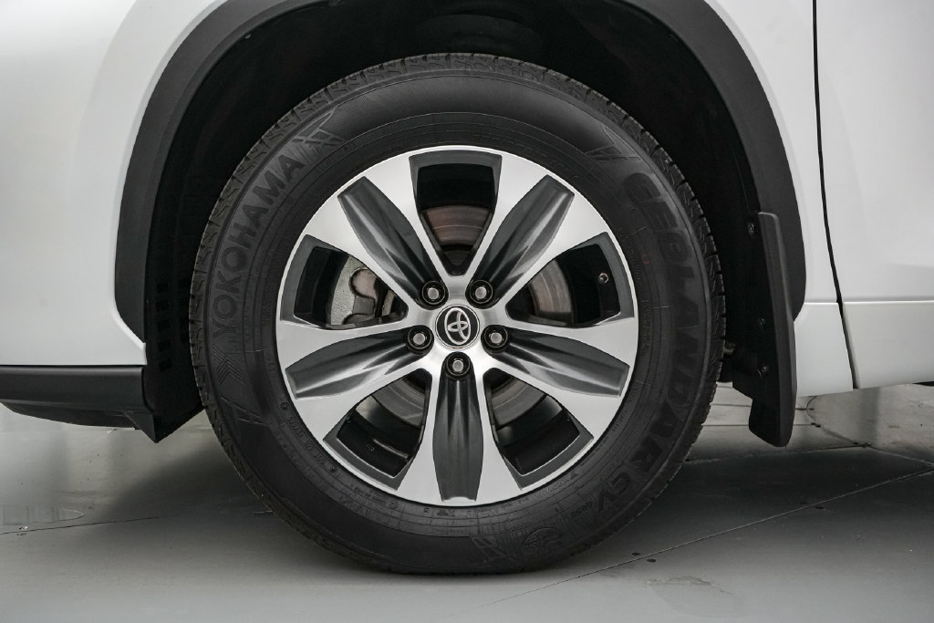 Used 2023 Toyota Highlander XLE AWD/4WD image 10