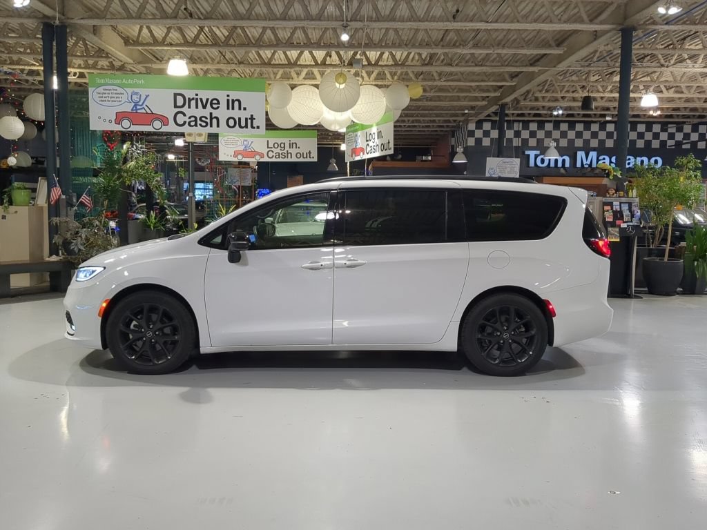 Used 2025 Chrysler Pacifica Limited FWD image 11