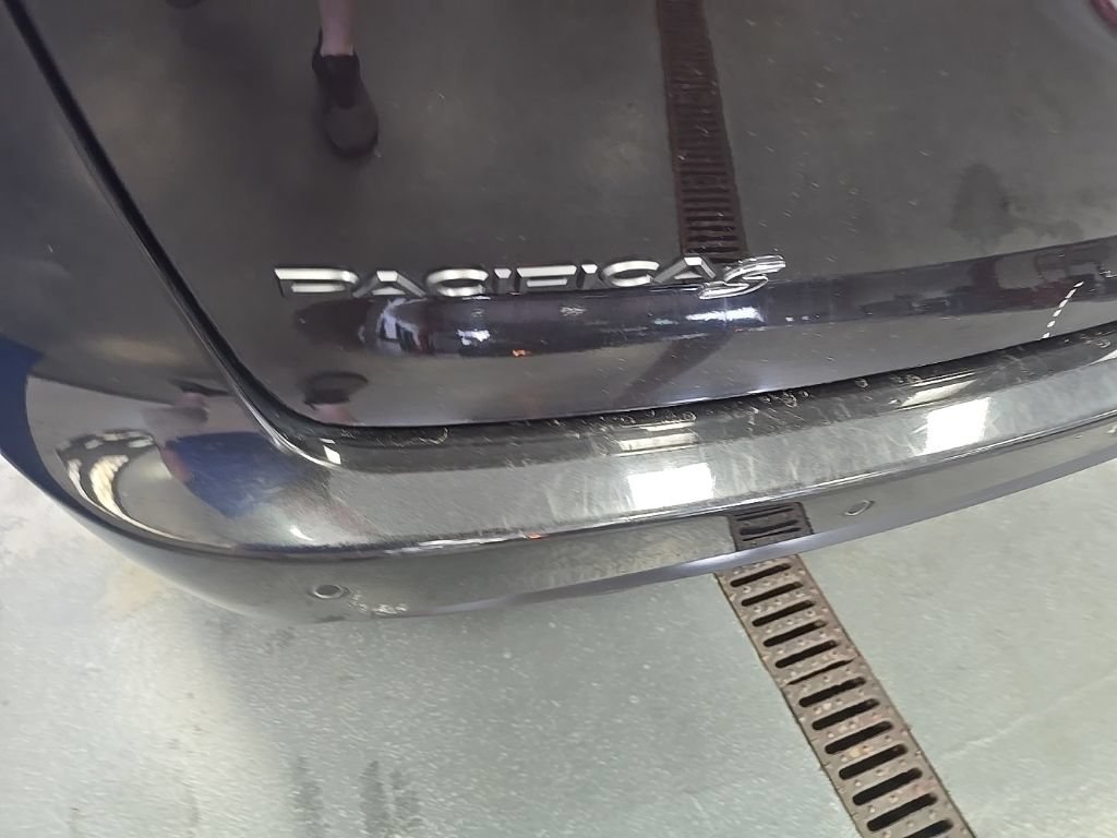 Used 2021 Chrysler Pacifica Touring-L w/ Uconnect Theater Family Group FWD image 5
