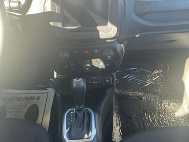 Used 2018 Jeep Renegade Latitude w/ Popular Equipment Group image 18