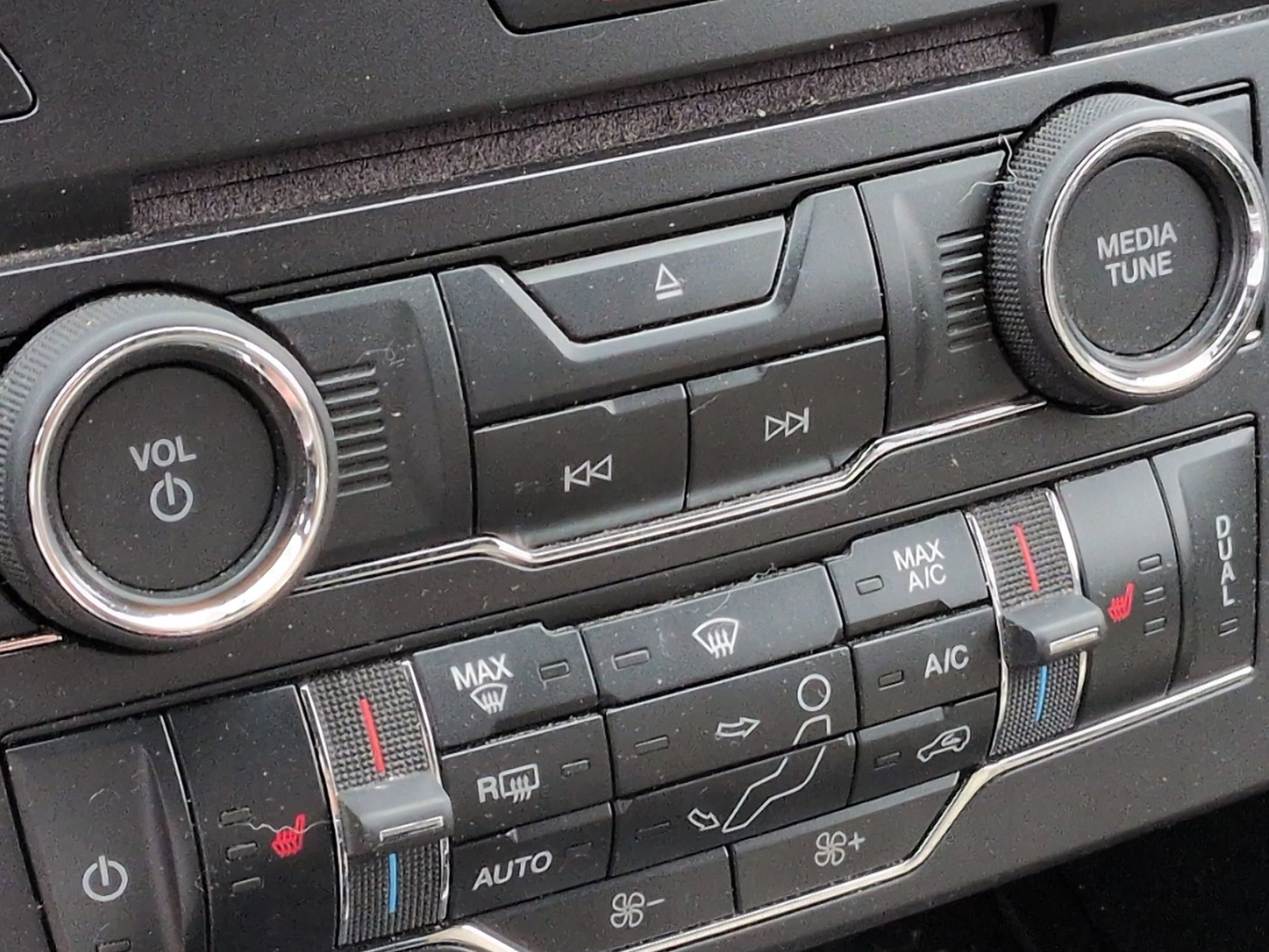 Certified 2018 Ford Explorer XLT w/ Equipment Group 202A image 24