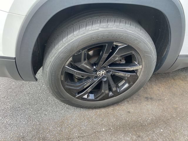Used 2023 Volkswagen Atlas SE w/ Black Wheel Package FWD image 9
