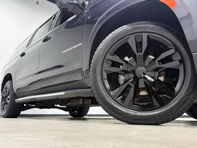 Used 2024 Chevrolet Suburban LT image 3