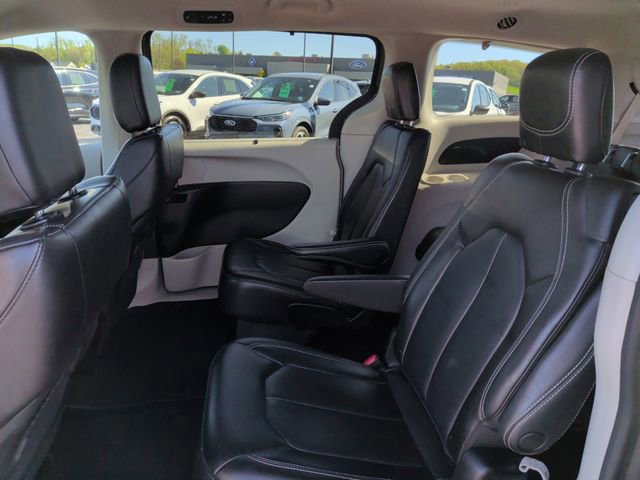 Used 2023 Chrysler Pacifica Touring-L FWD image 11