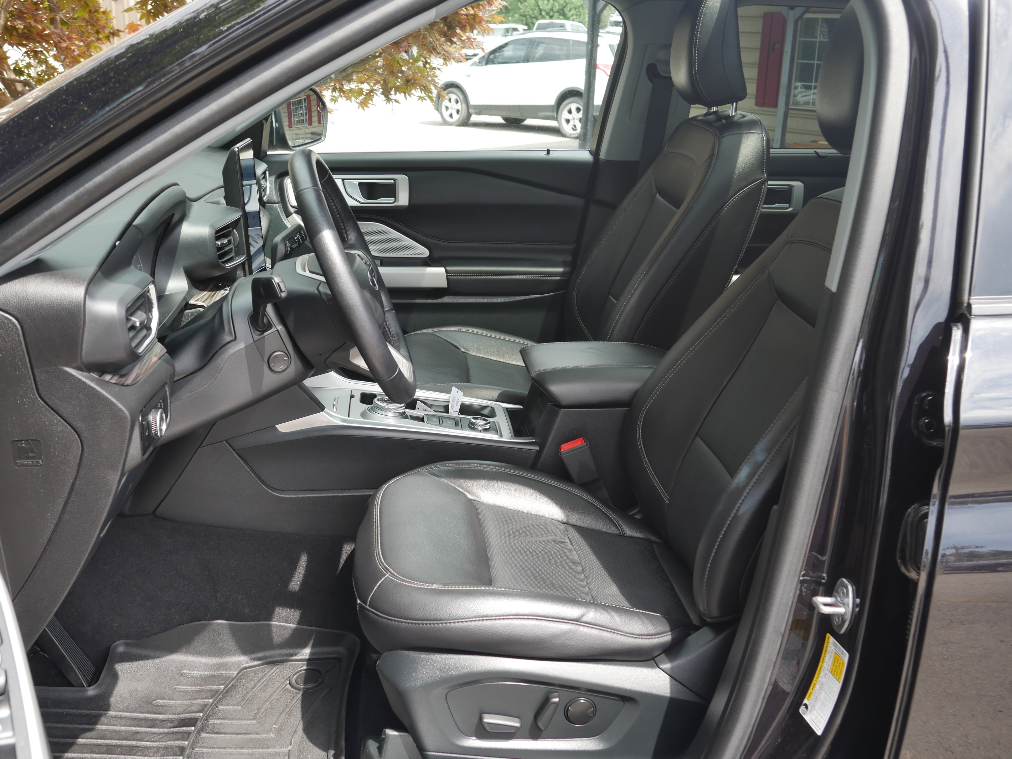 Certified 2024 Ford Explorer Limited w/ Limited Technology Package AWD/4WD image 3