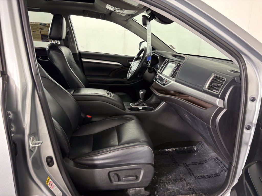 Used 2019 Toyota Highlander XLE FWD image 38
