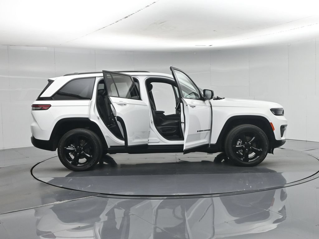Used 2023 Jeep Grand Cherokee Altitude AWD/4WD image 5