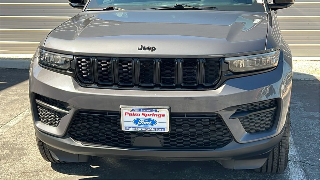 Used 2023 Jeep Grand Cherokee Altitude AWD/4WD image 3