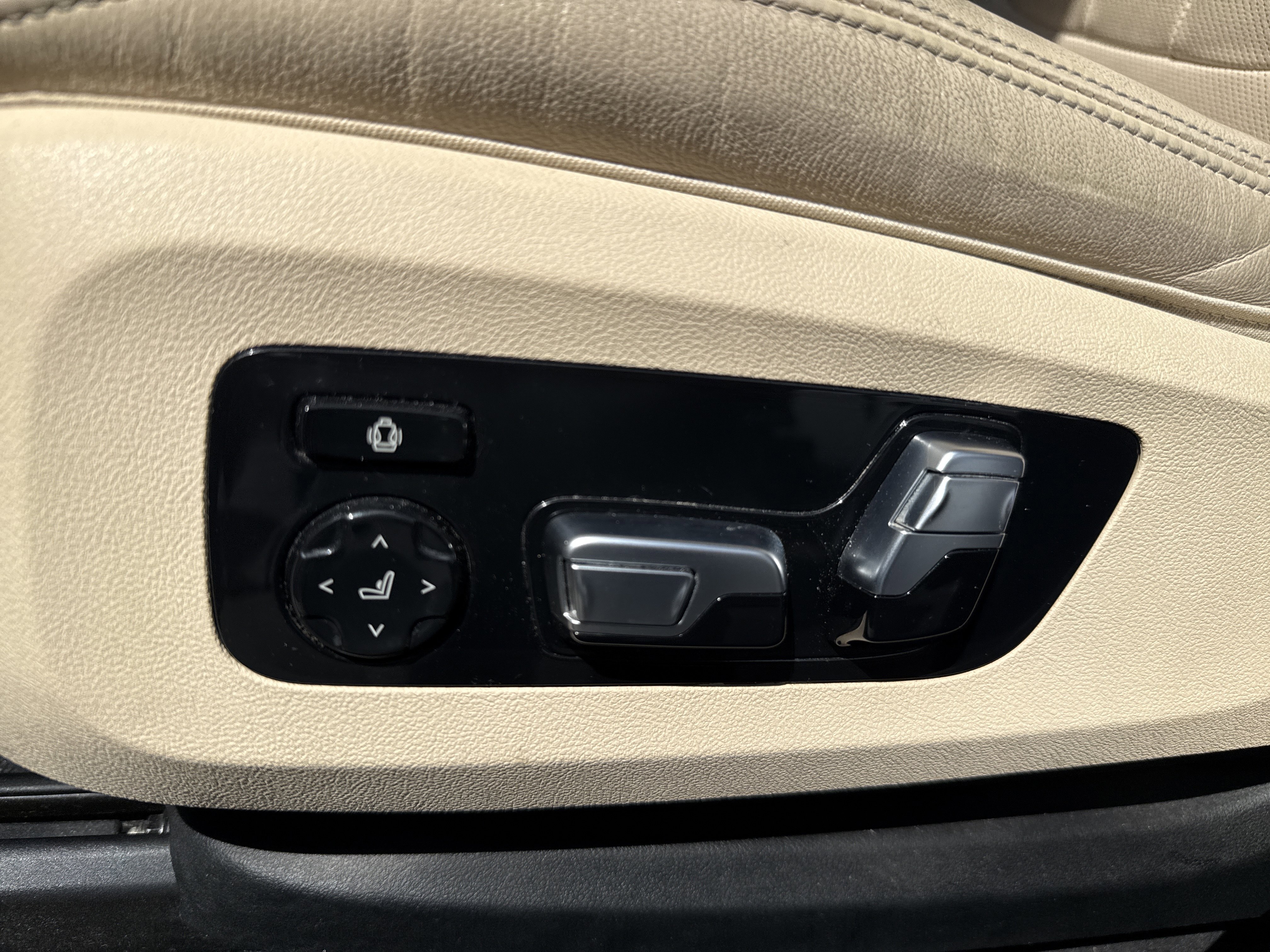 Used 2021 BMW X7 M50i AWD/4WD image 12
