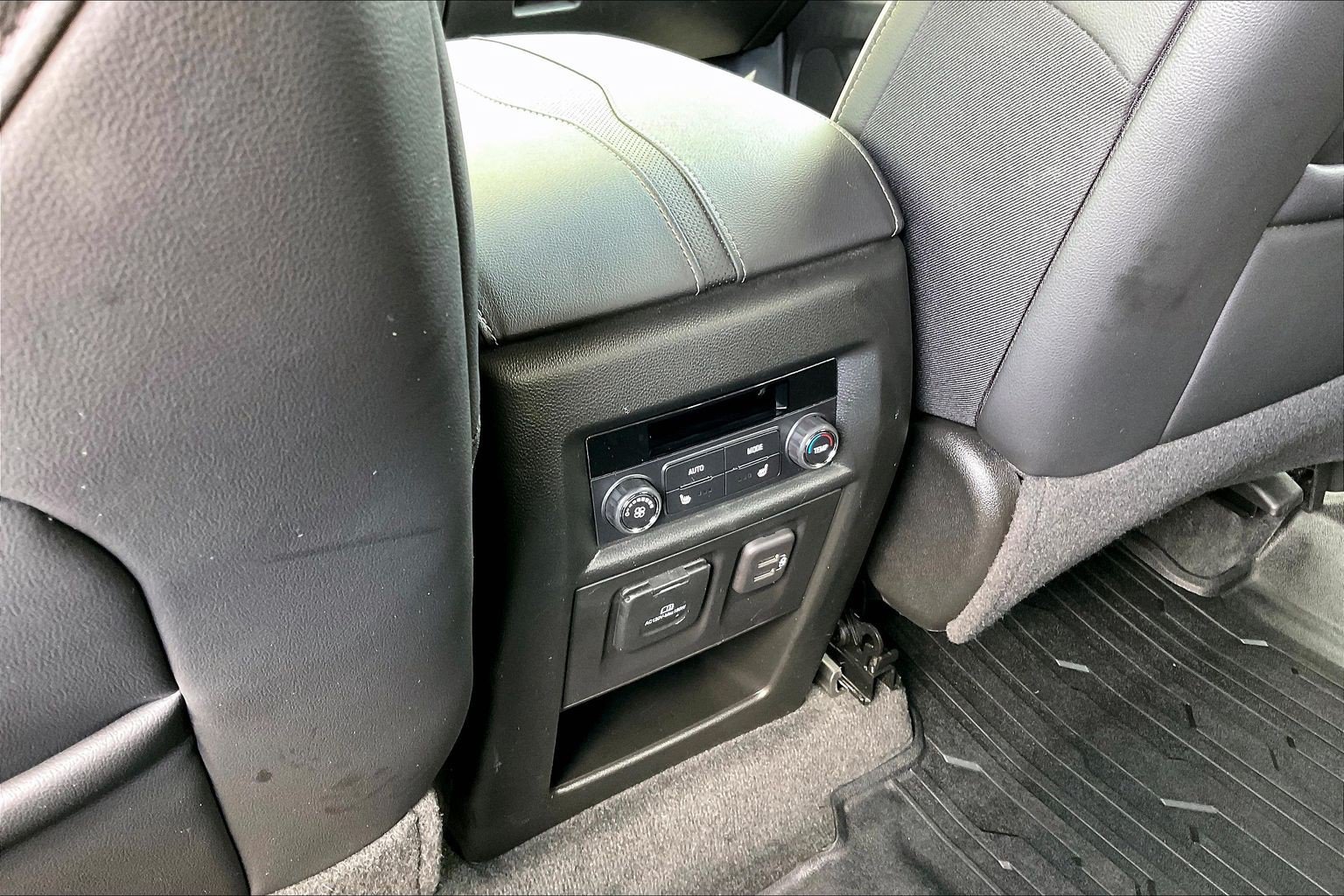 Used 2023 Chevrolet Traverse Premier AWD/4WD image 35