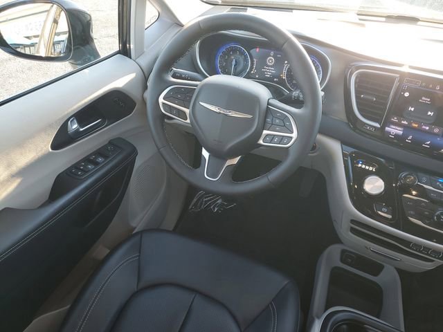Used 2024 Chrysler Pacifica Touring-L image 11