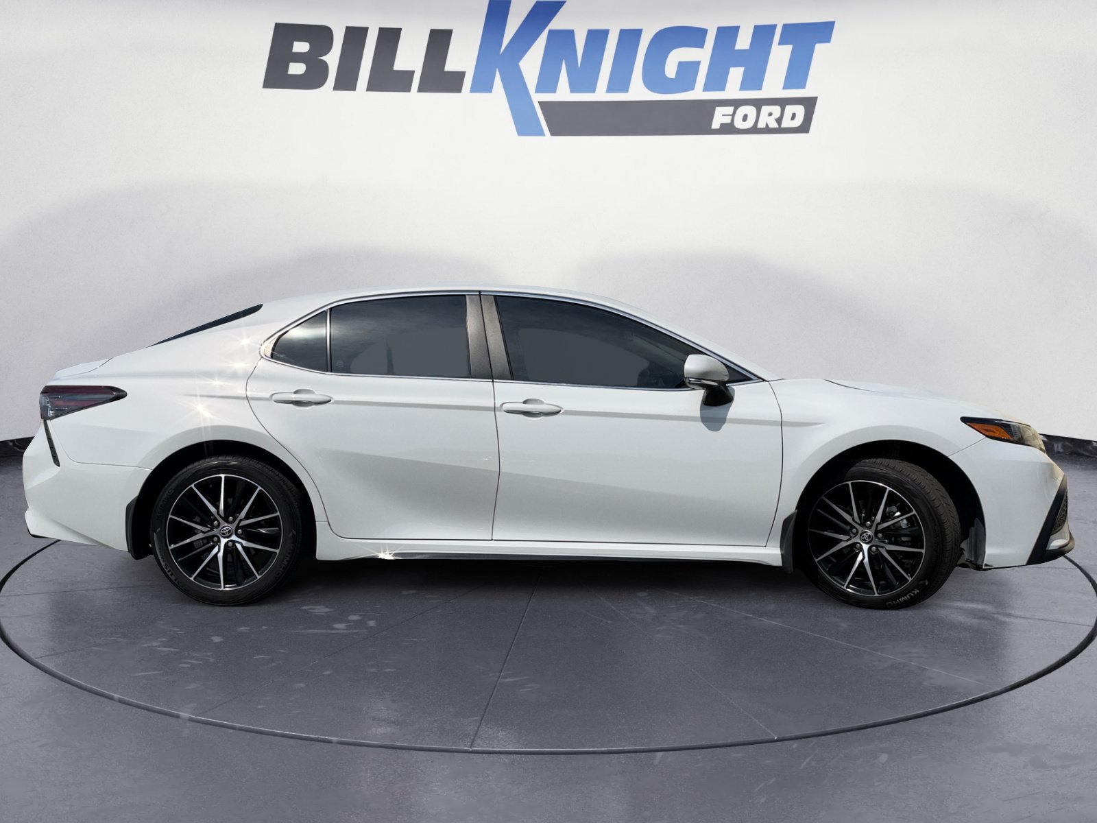 Used 2023 Toyota Camry SE w/ Convenience Package FWD image 6