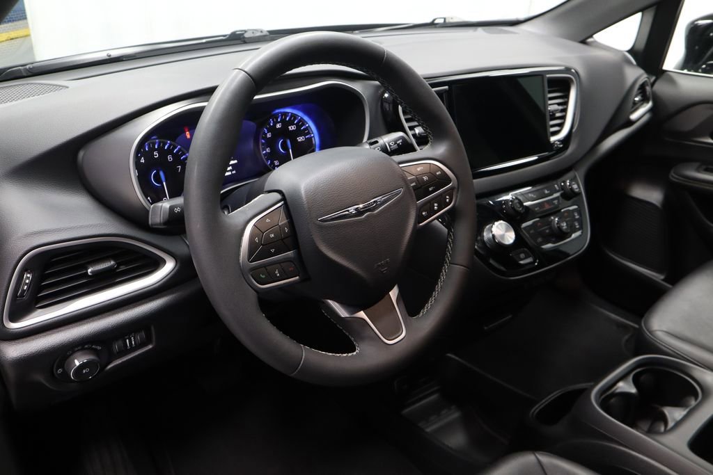 Used 2025 Chrysler Pacifica Select image 26