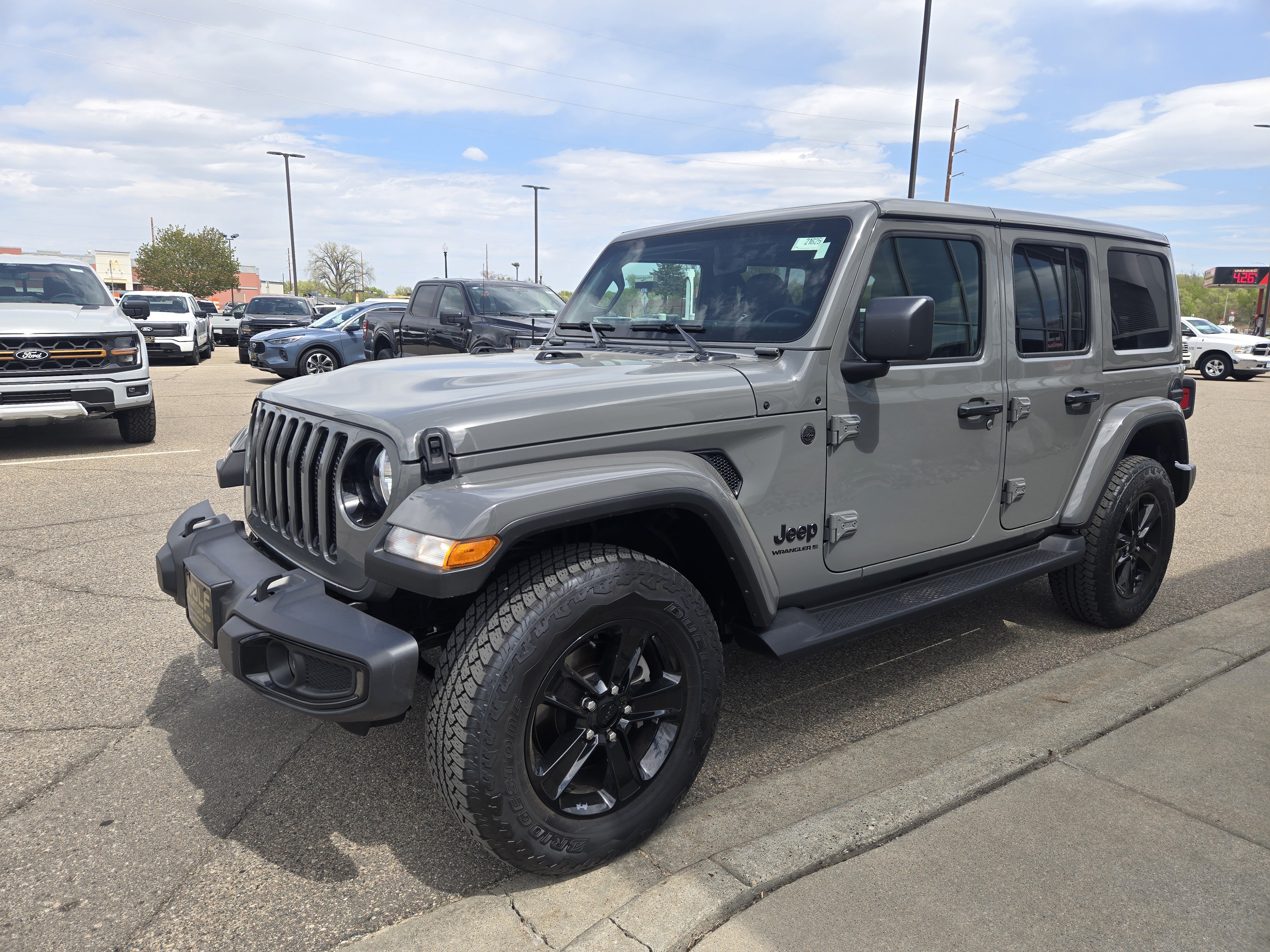 Used 2023 Jeep Wrangler Unlimited Sahara AWD/4WD image 17