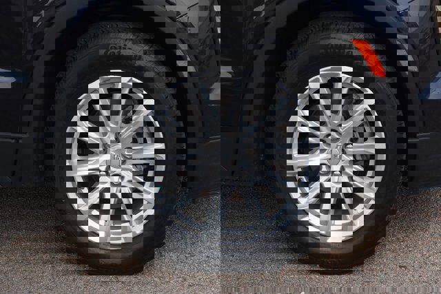 Used 2023 Cadillac XT4 Luxury w/ Cold Weather Package image 9