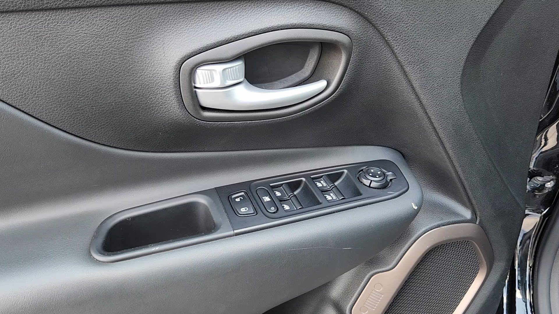 Used 2023 Jeep Renegade Latitude AWD/4WD image 7