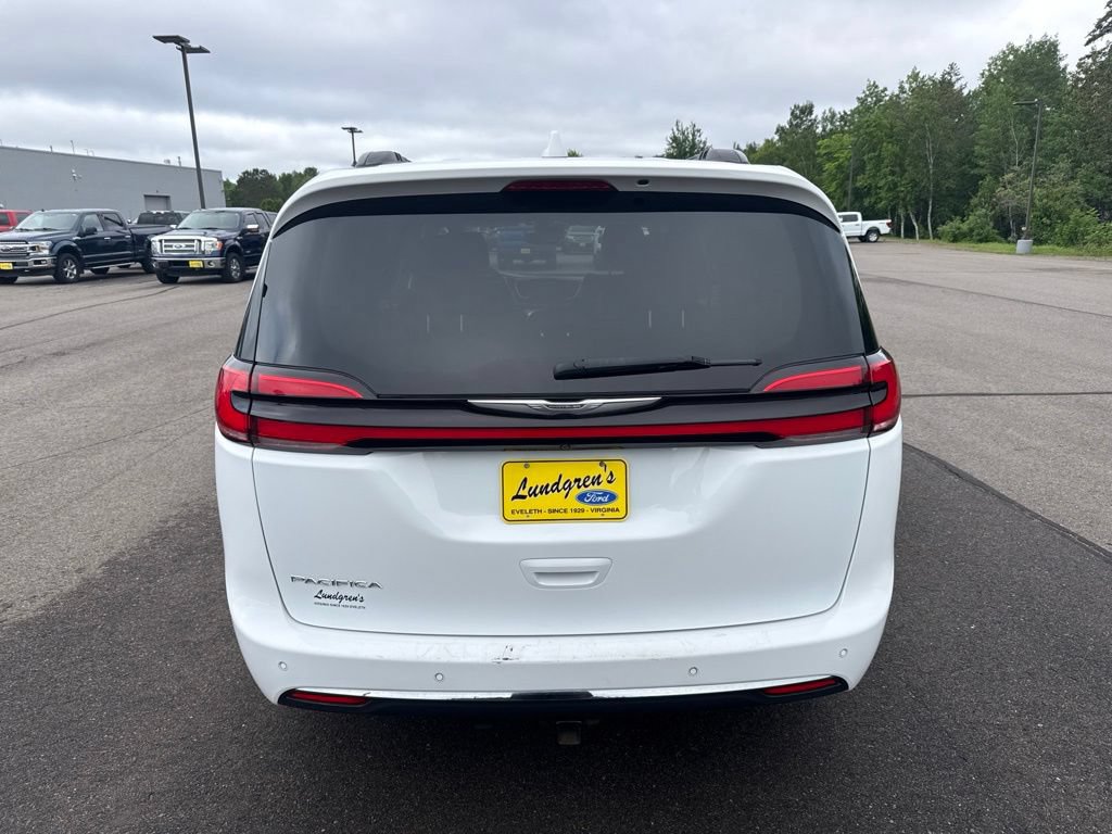 Used 2022 Chrysler Pacifica Touring-L FWD image 2