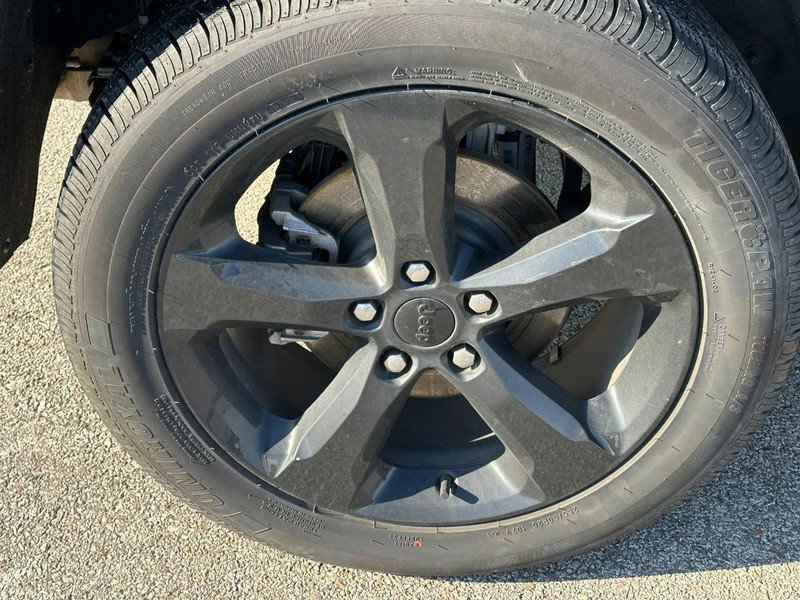 Used 2023 Jeep Grand Cherokee Laredo image 7