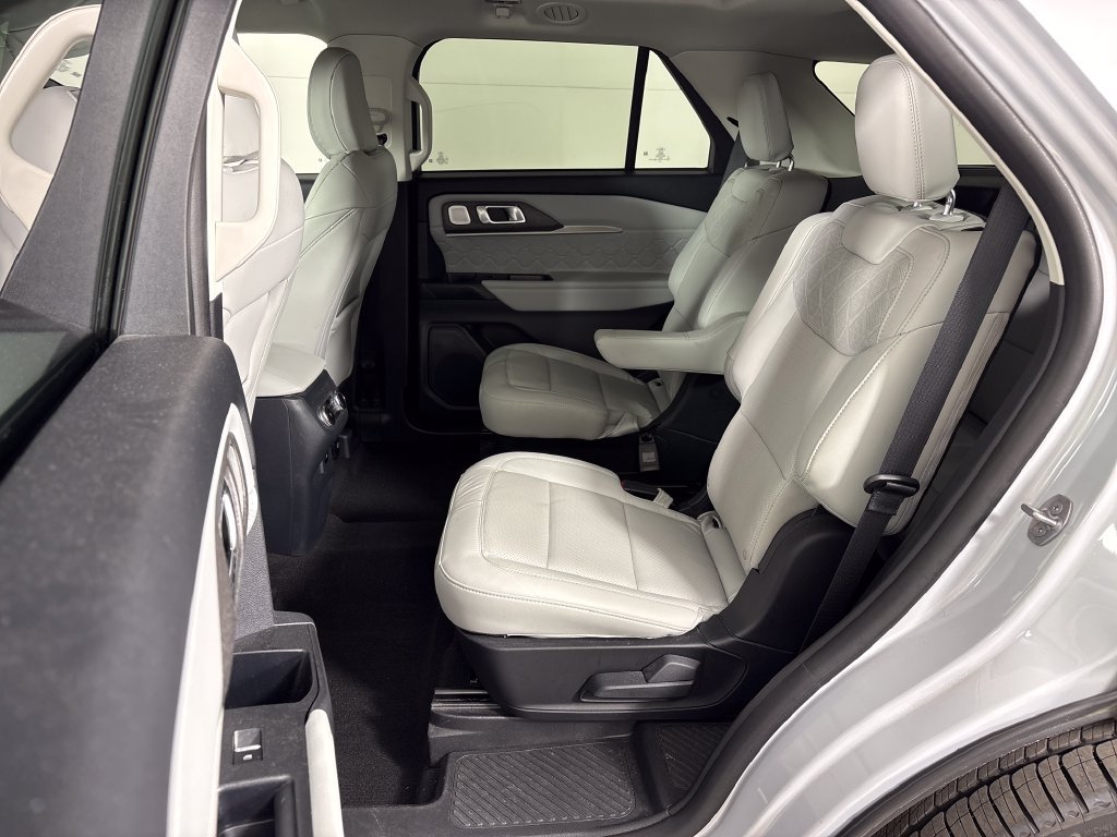 Certified 2025 Ford Explorer Platinum w/ Ultimate Package AWD/4WD image 30
