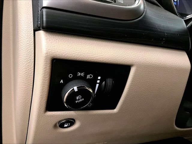 Used 2021 Jeep Grand Cherokee Laredo AWD/4WD image 30