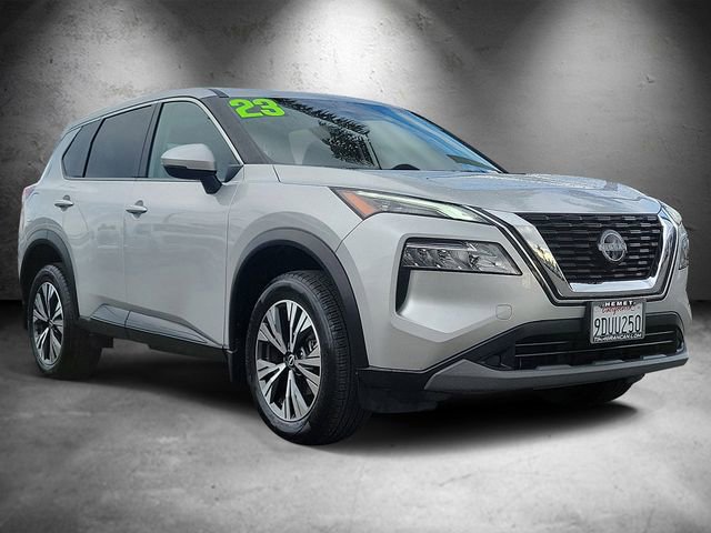 Used 2023 Nissan Rogue SV image 2