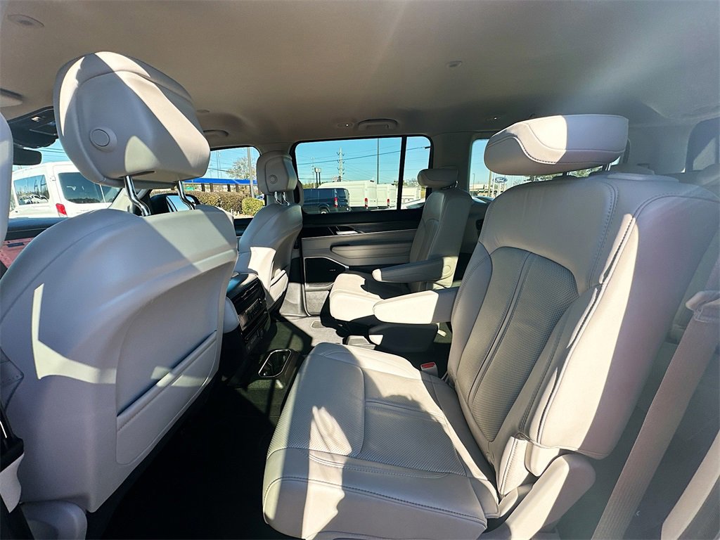 Used 2023 Jeep Wagoneer Series III w/ Preferred Equipment Group image 17