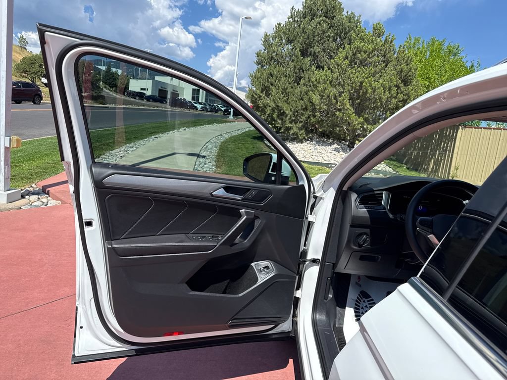 Used 2024 Volkswagen Tiguan SE w/ Panoramic Sunroof Package AWD/4WD image 12