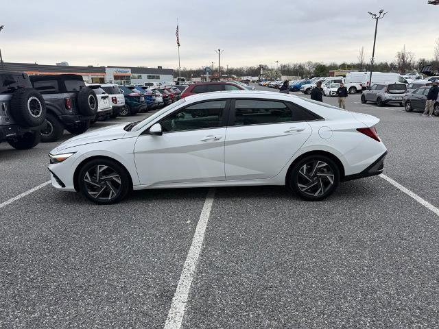 Used 2025 Hyundai Elantra SEL image 2