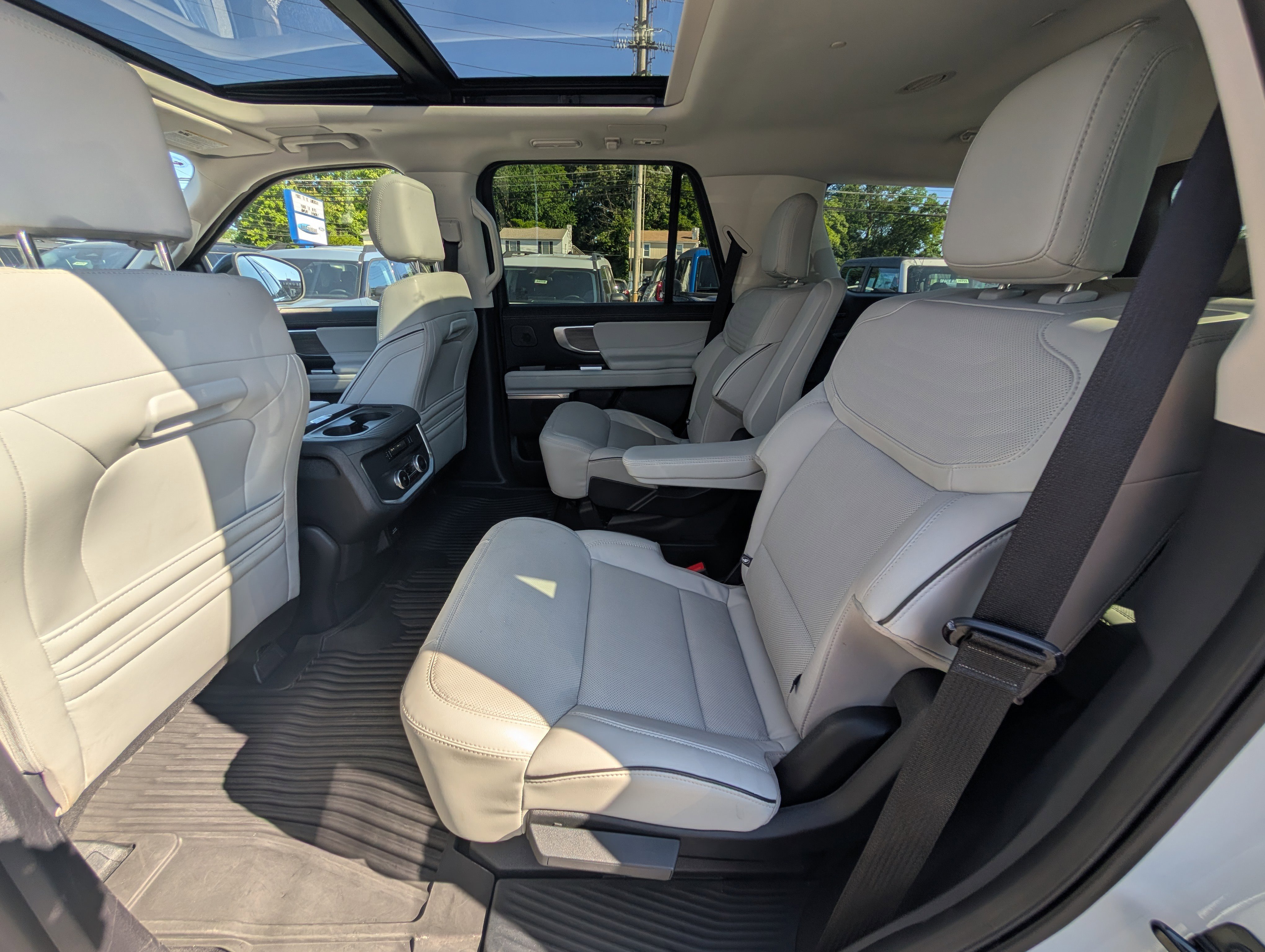 Certified 2025 Ford Expedition Platinum w/ Platinum Ultimate Package AWD/4WD image 19