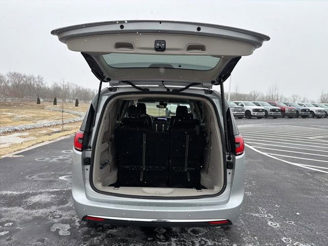 Used 2024 Chrysler Pacifica Touring-L image 10