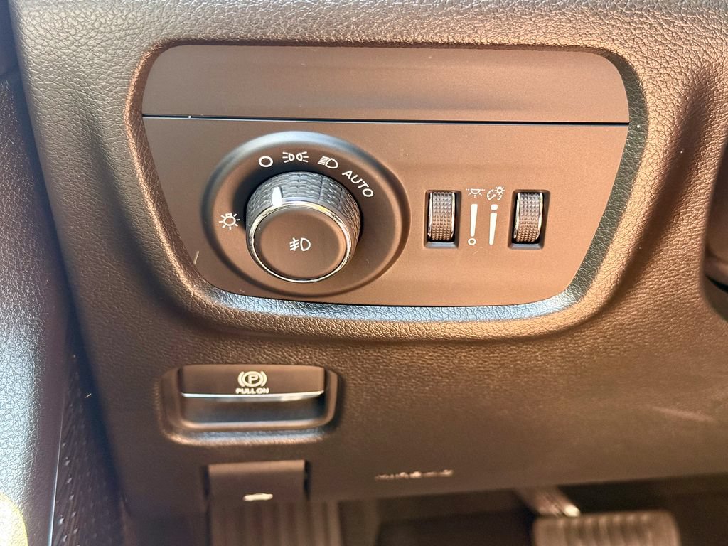 Used 2023 Jeep Grand Cherokee L Limited w/ Luxury Tech Group II AWD/4WD image 28