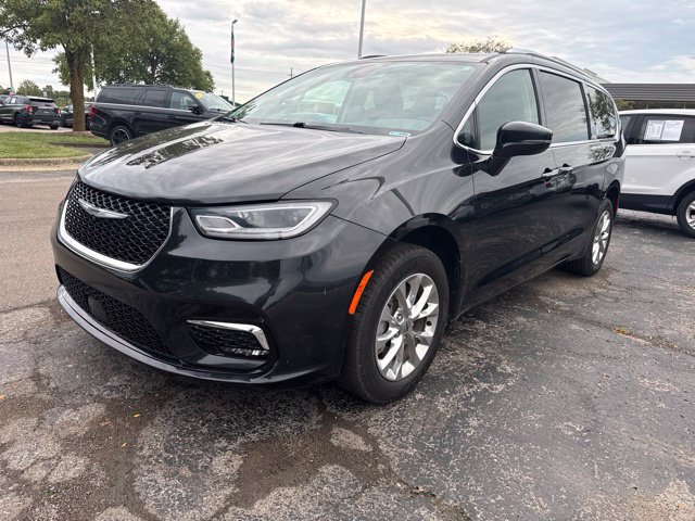 Used 2021 Chrysler Pacifica Touring-L w/ Uconnect Theater Family Group AWD/4WD image 2