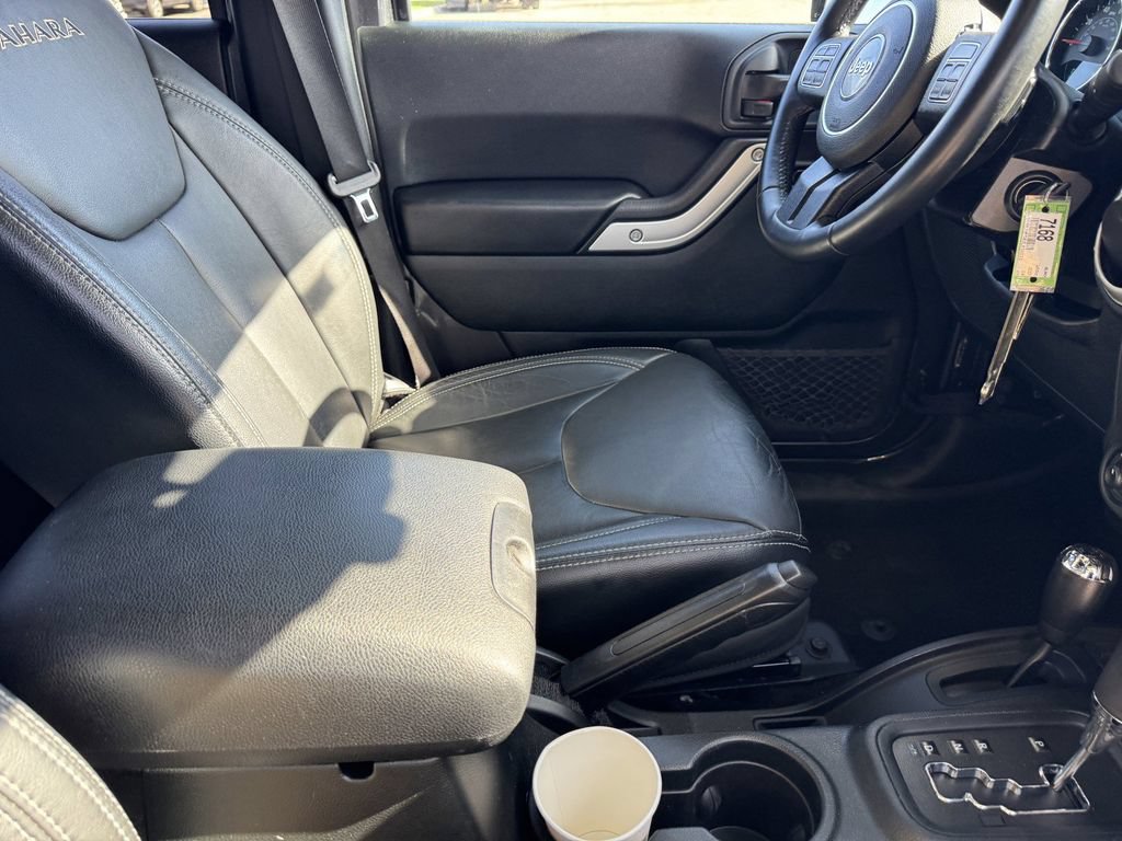 Used 2018 Jeep Wrangler Unlimited Sahara w/ Connectivity Group AWD/4WD image 8