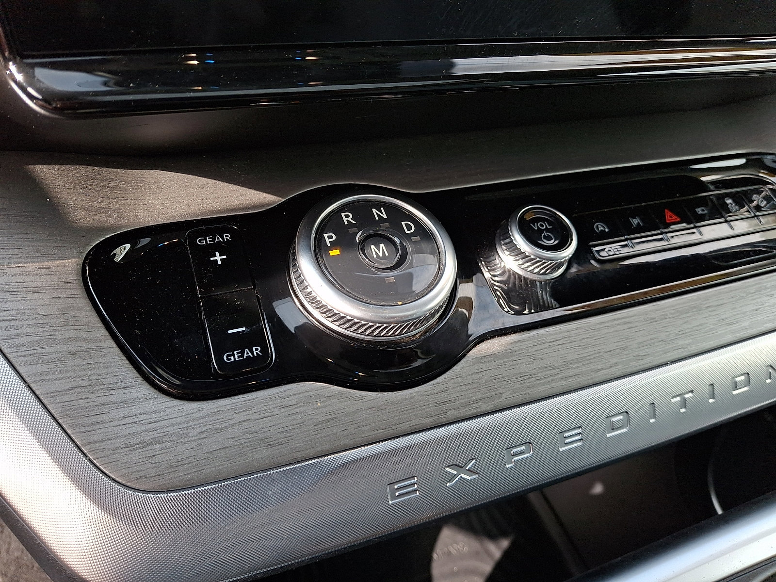 Certified 2025 Ford Expedition Platinum w/ Driver's Package AWD/4WD image 17