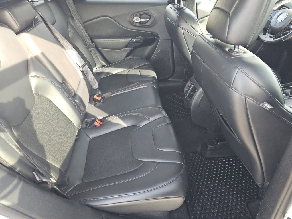 Used 2020 Jeep Cherokee Latitude Plus image 5