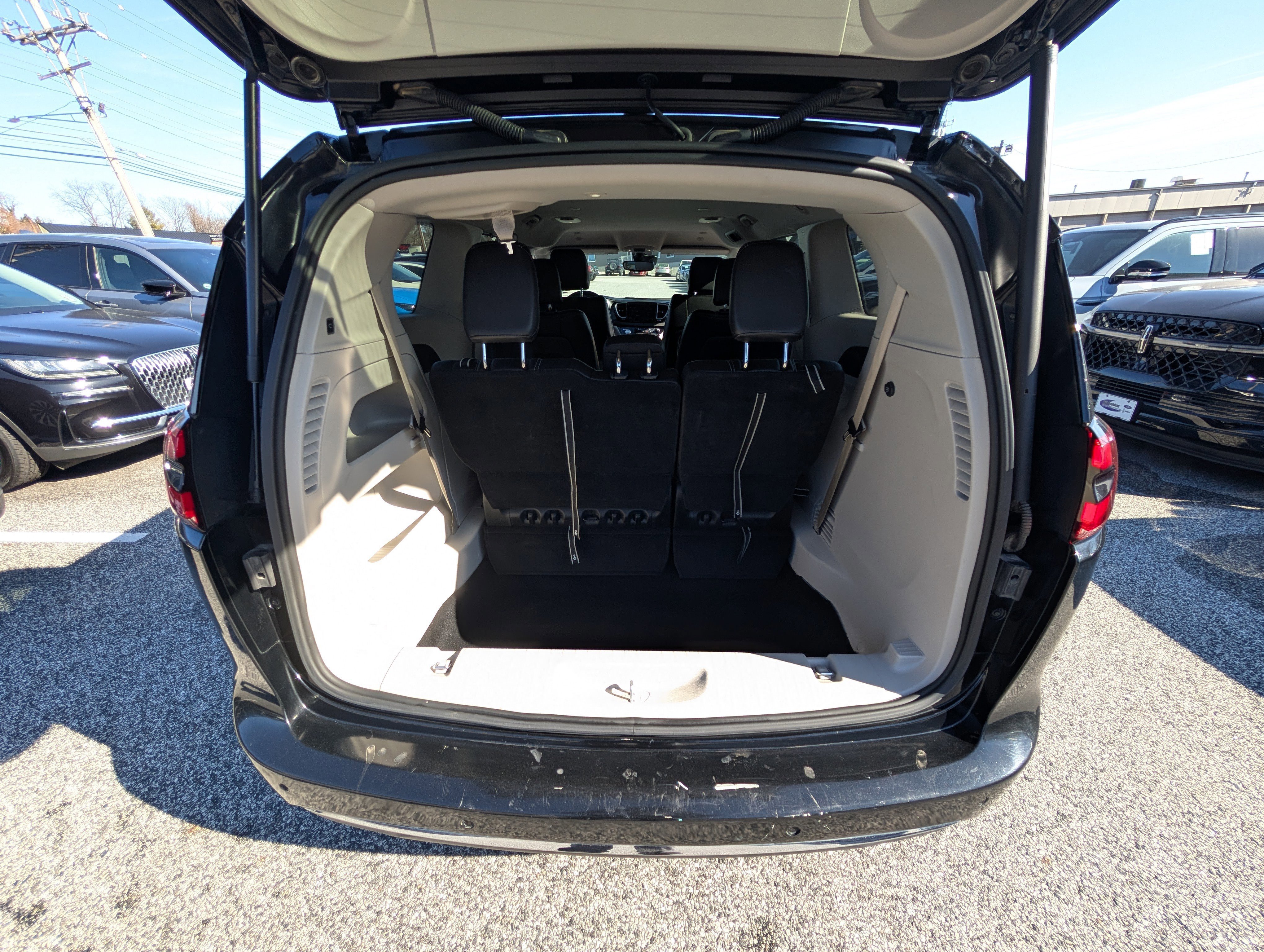 Used 2024 Chrysler Pacifica Touring-L image 15