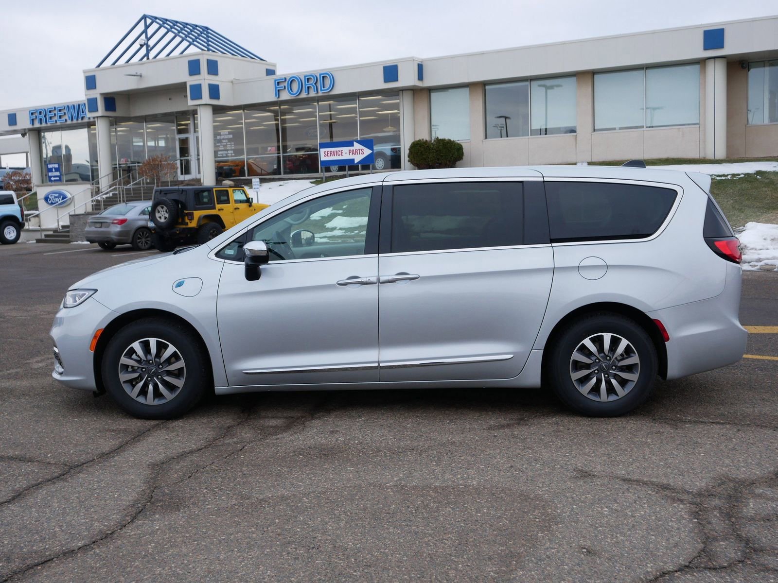 Used 2023 Chrysler Pacifica Limited image 7