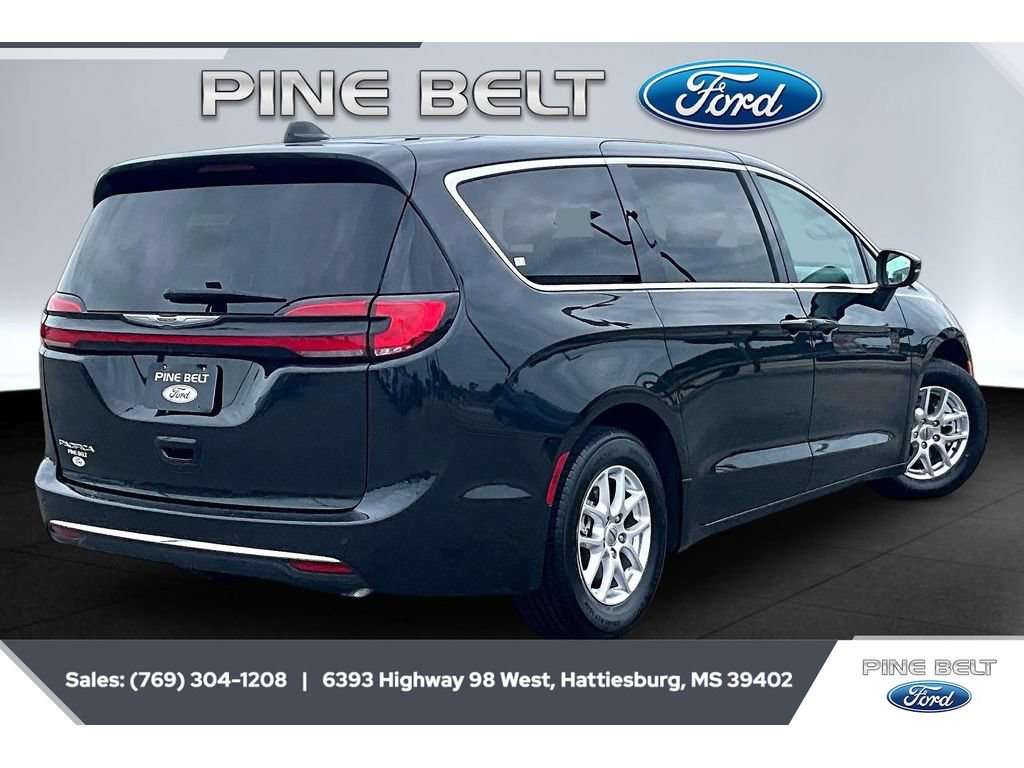 Used 2023 Chrysler Pacifica Touring-L FWD image 11