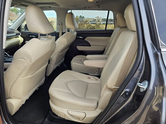 Used 2021 Toyota Highlander XLE image 16