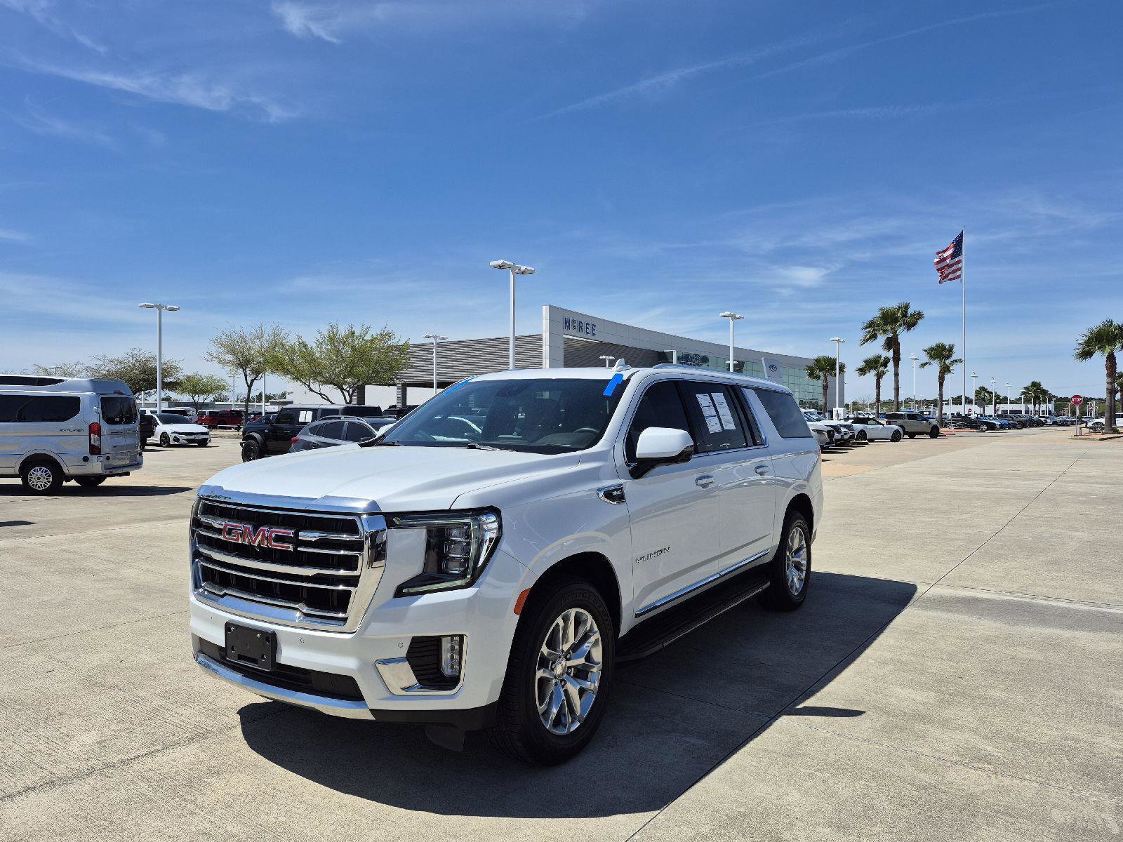 Used 2023 GMC Yukon XL SLT w/ SLT Premium Package image 1