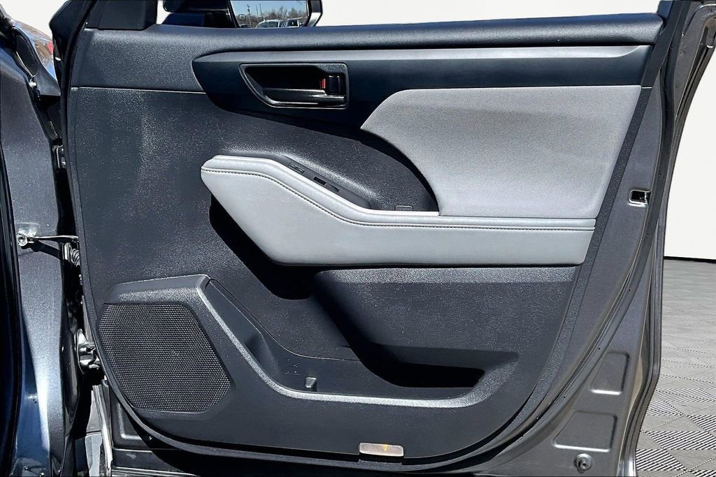 Used 2023 Toyota Highlander LE image 24