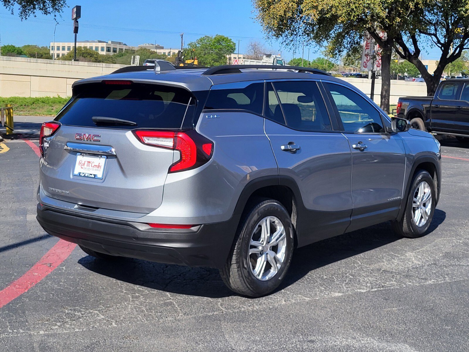 Used 2023 GMC Terrain SLE w/ Driver Convenience Package image 3