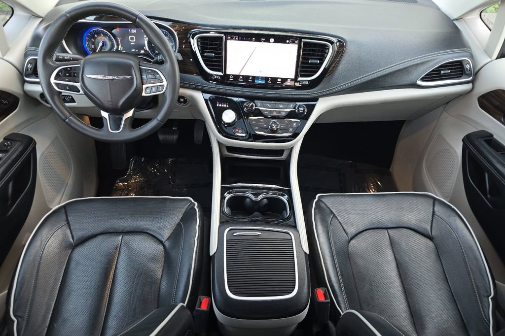 Used 2023 Chrysler Pacifica Limited FWD image 12