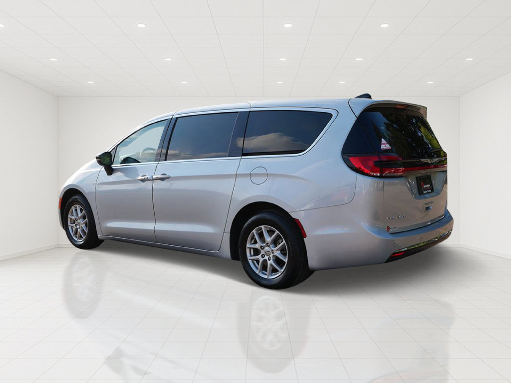 Used 2024 Chrysler Pacifica Touring-L FWD image 4