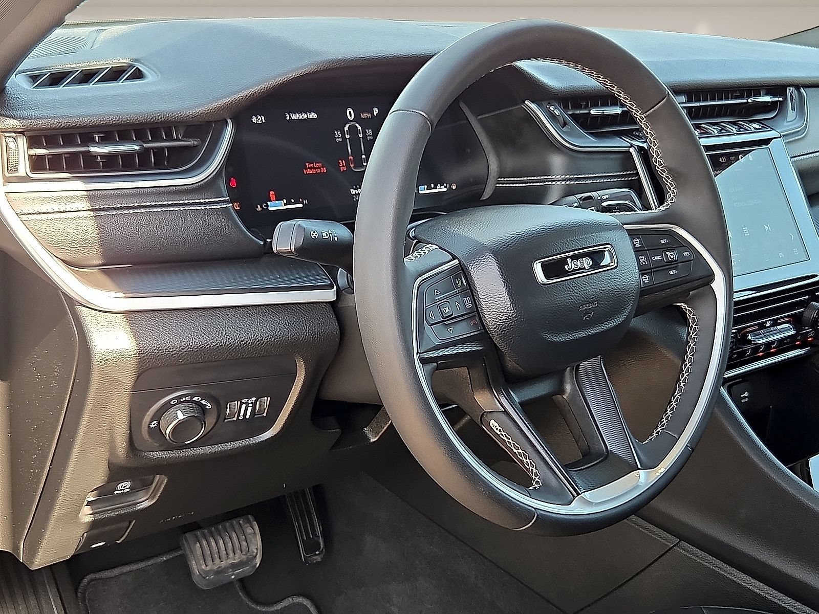 Used 2025 Jeep Grand Cherokee L Laredo RWD image 14