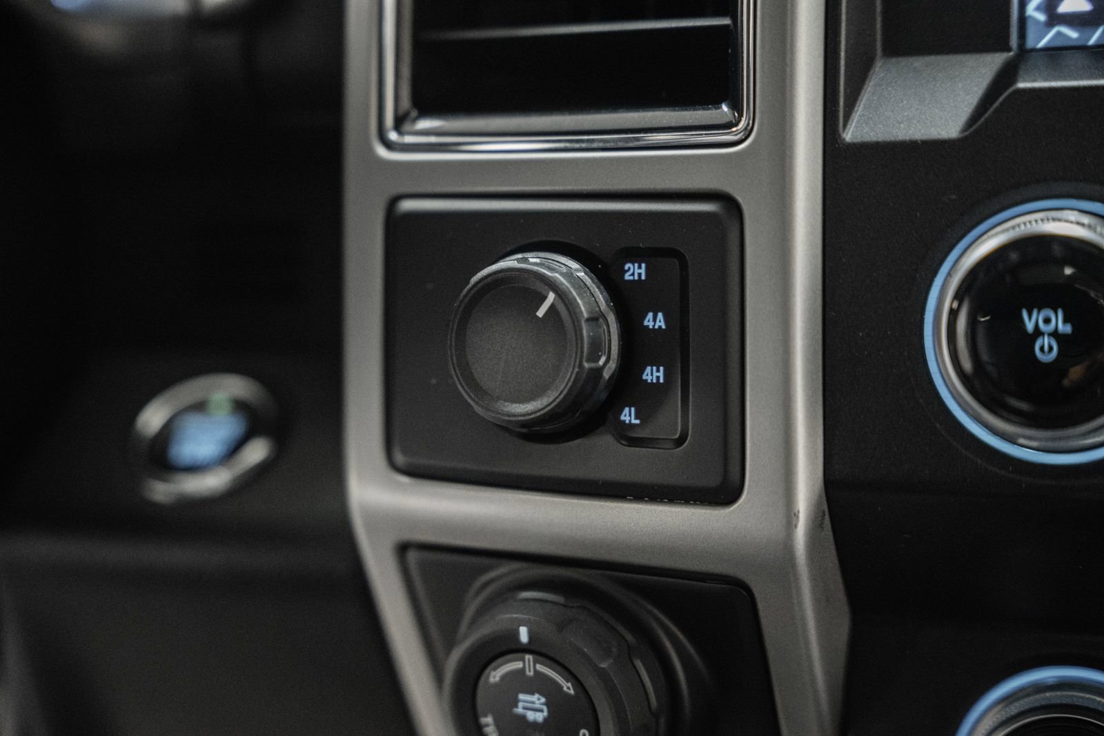 Certified 2019 Ford F150 Lariat w/ Equipment Group 502A Luxury image 30