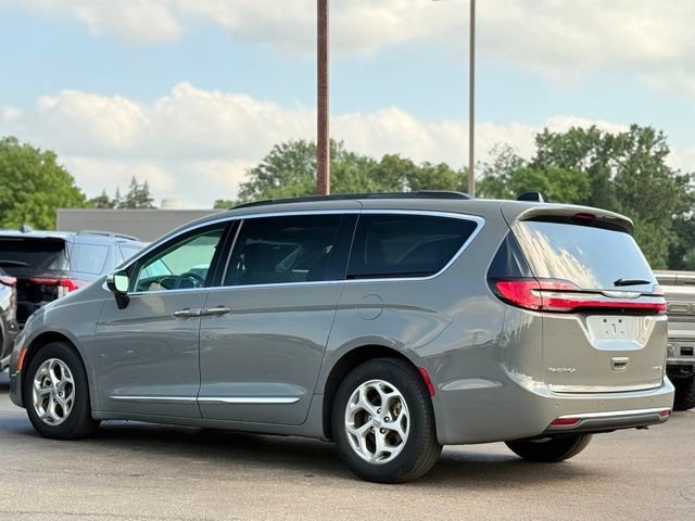 Used 2023 Chrysler Pacifica Limited FWD image 42